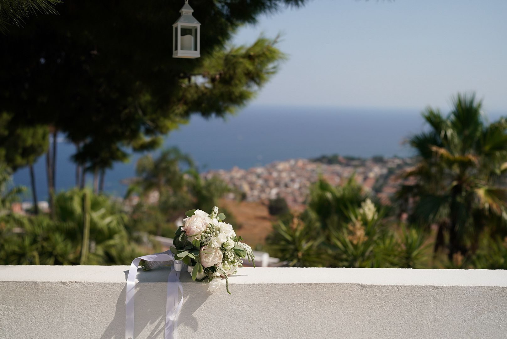 Bouquet detail with Sicily view